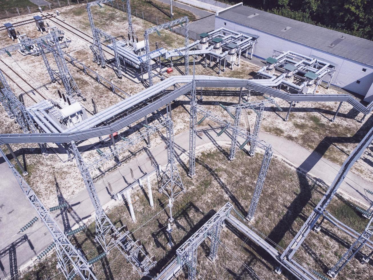 vista aérea de la subestación eléctrica de alto voltaje. foto