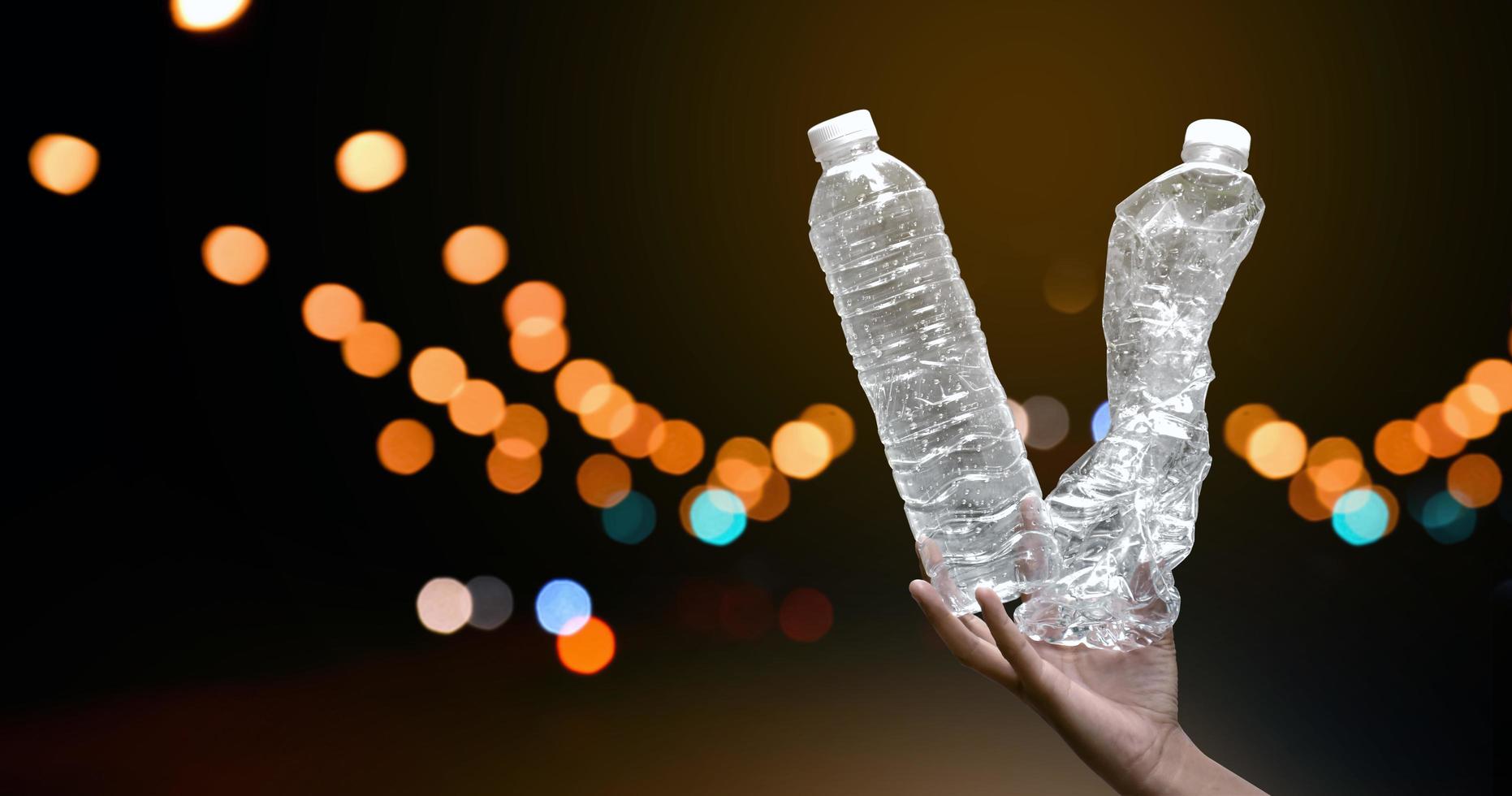 dar botellas de plástico para reciclar, reutilizar y reducir objetos para reducir la basura y mantener nuestro entorno limpio y claro para todos concepto, enfoque suave y selectivo. foto