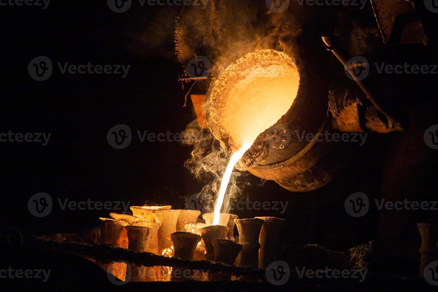 Fundición industrial a la cera perdida. el proceso de vertido para rellenar conchas de cerámica con acero fundido. foto