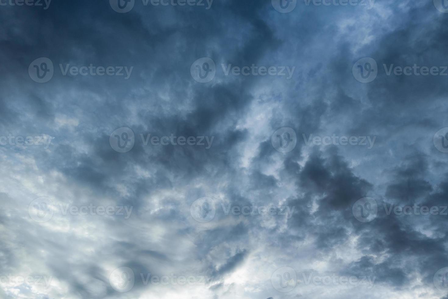 fondo de nubes de tormenta antes de una tormenta foto