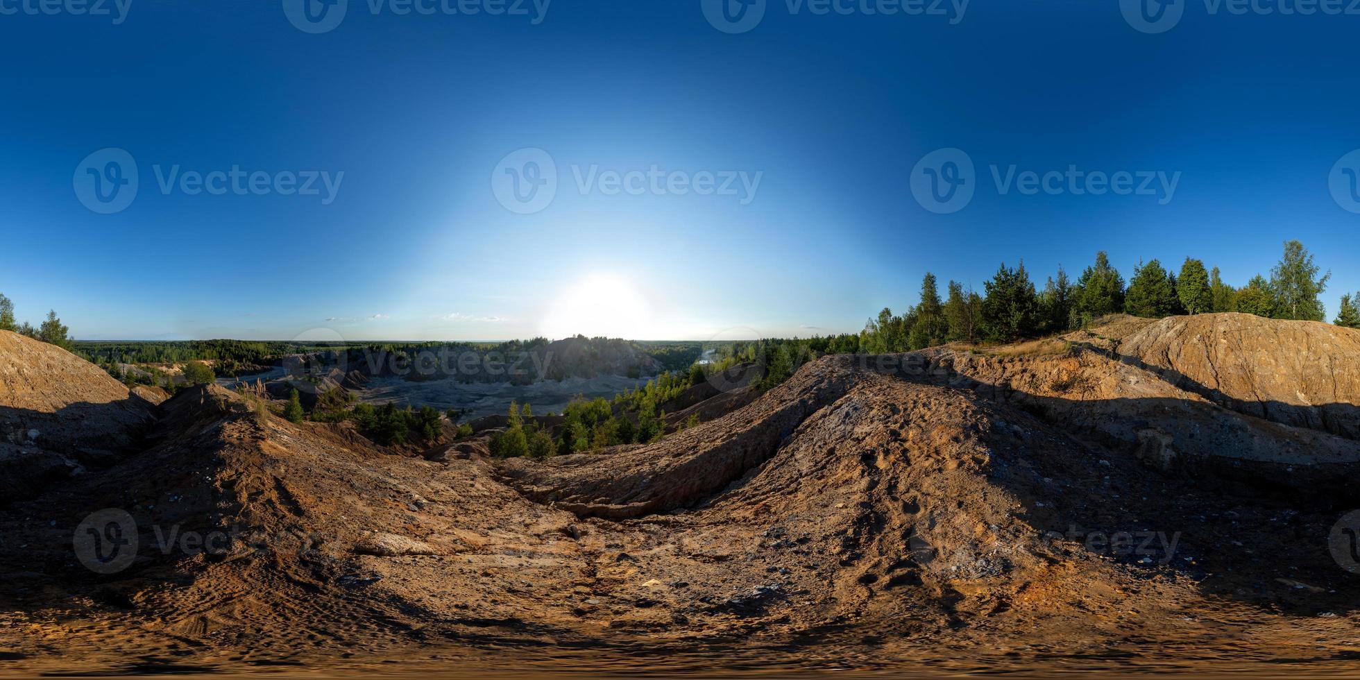 cantera de colinas de arcilla en el bosque de verano panorama esférico de 360 grados en proyección equirectangular foto