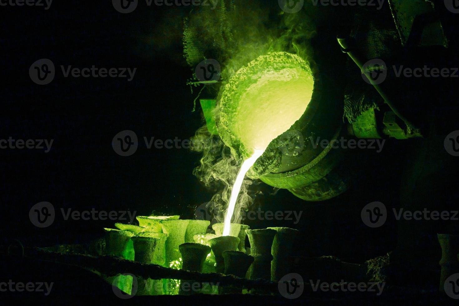 proceso de fundición de acero en tonos verdes para pociones mágicas o ilustración de desechos químicos o biopeligrosos o radiactivos foto