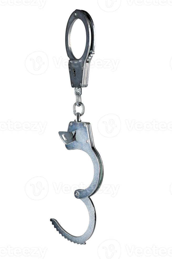 Esposas de policía de acero chapado en zinc real entreabiertas con la llave colgando verticalmente, aisladas en fondo blanco foto