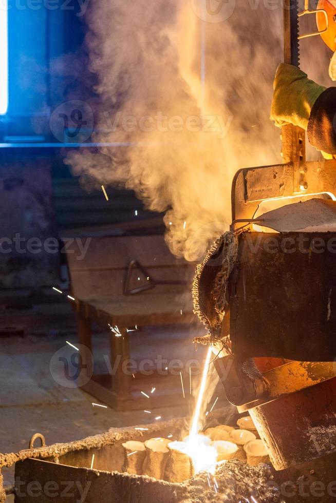 Fundición industrial a la cera perdida. el proceso de vertido para rellenar conchas de cerámica con acero fundido. foto