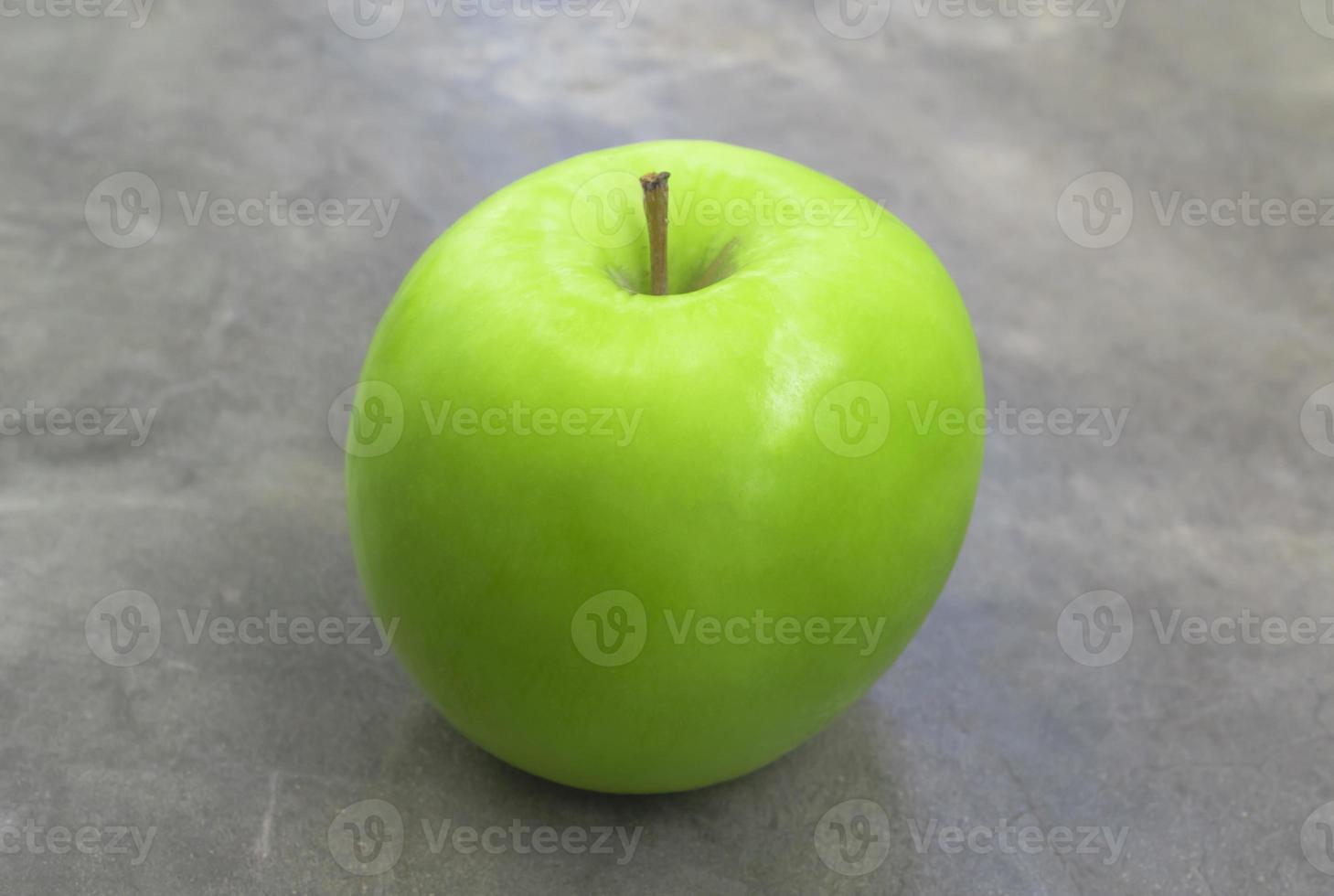 fruta saludable manzana verde en la mesa de piedra de cerca. foto