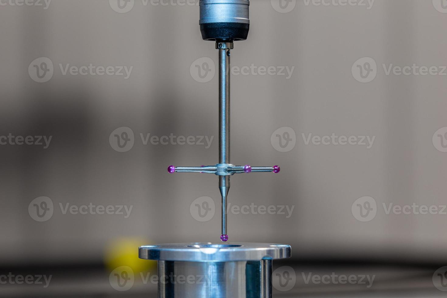 cmm - máquina de medición por coordenadas - la sonda de contacto mide la pieza de muestra de aluminio en la superficie de la mesa de vidrio. Proceso de control de alta precisión. foto