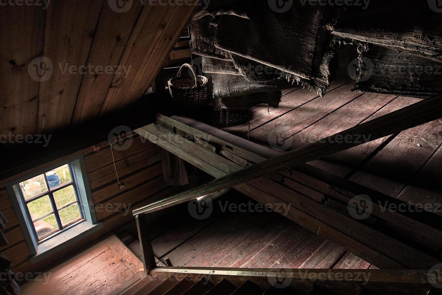 antiguo interior de escaleras de madera foto