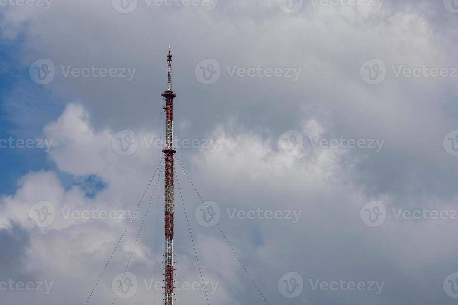 torre de televisión de marco de metal alto sobre fondo de luz de día de cielo nublado foto