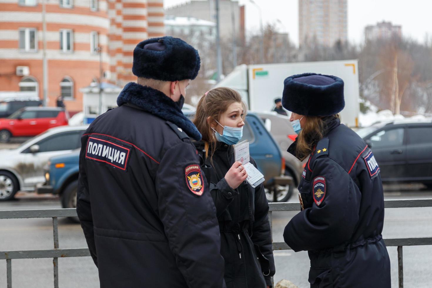 tula, rusia 23 de enero de 2021 reunión masiva pública en apoyo de alexei navalny, niña menor discute con la policía, con pasaporte. foto