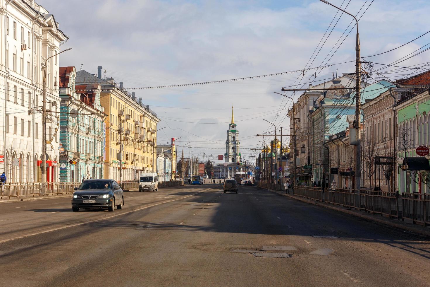 tula, rusia 21 de marzo de 2021 vista desde la calle principal en la ciudad de tula en rusia foto