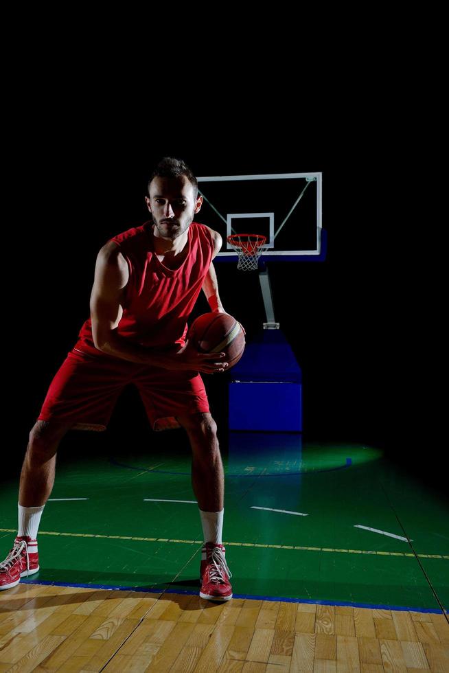 jugador de baloncesto en acción foto