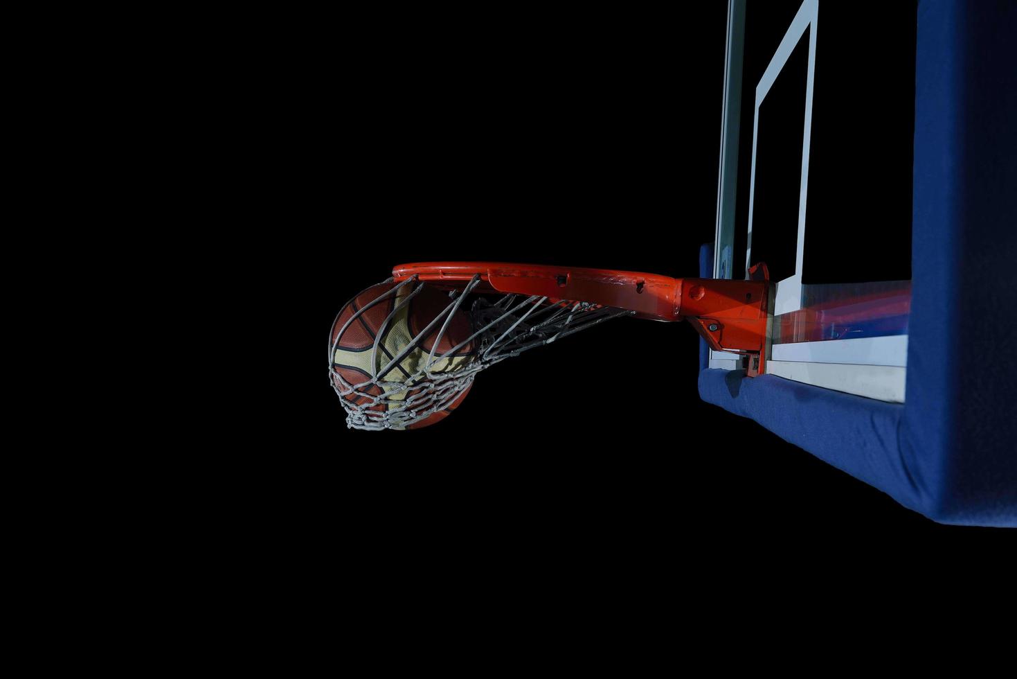 Pelota de baloncesto y red sobre fondo negro foto