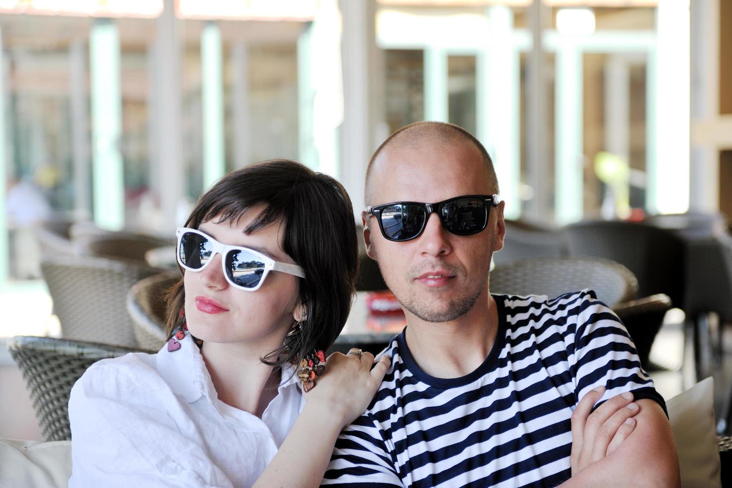 feliz pareja joven divertirse en la playa foto