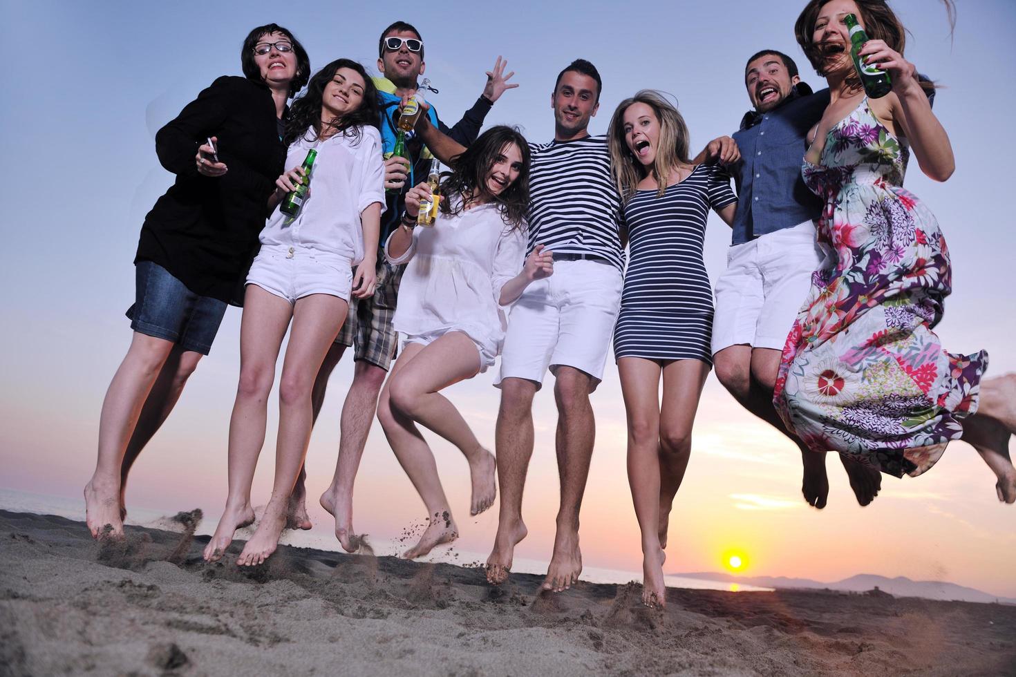 grupo de jóvenes disfrutan de la fiesta de verano en la playa foto