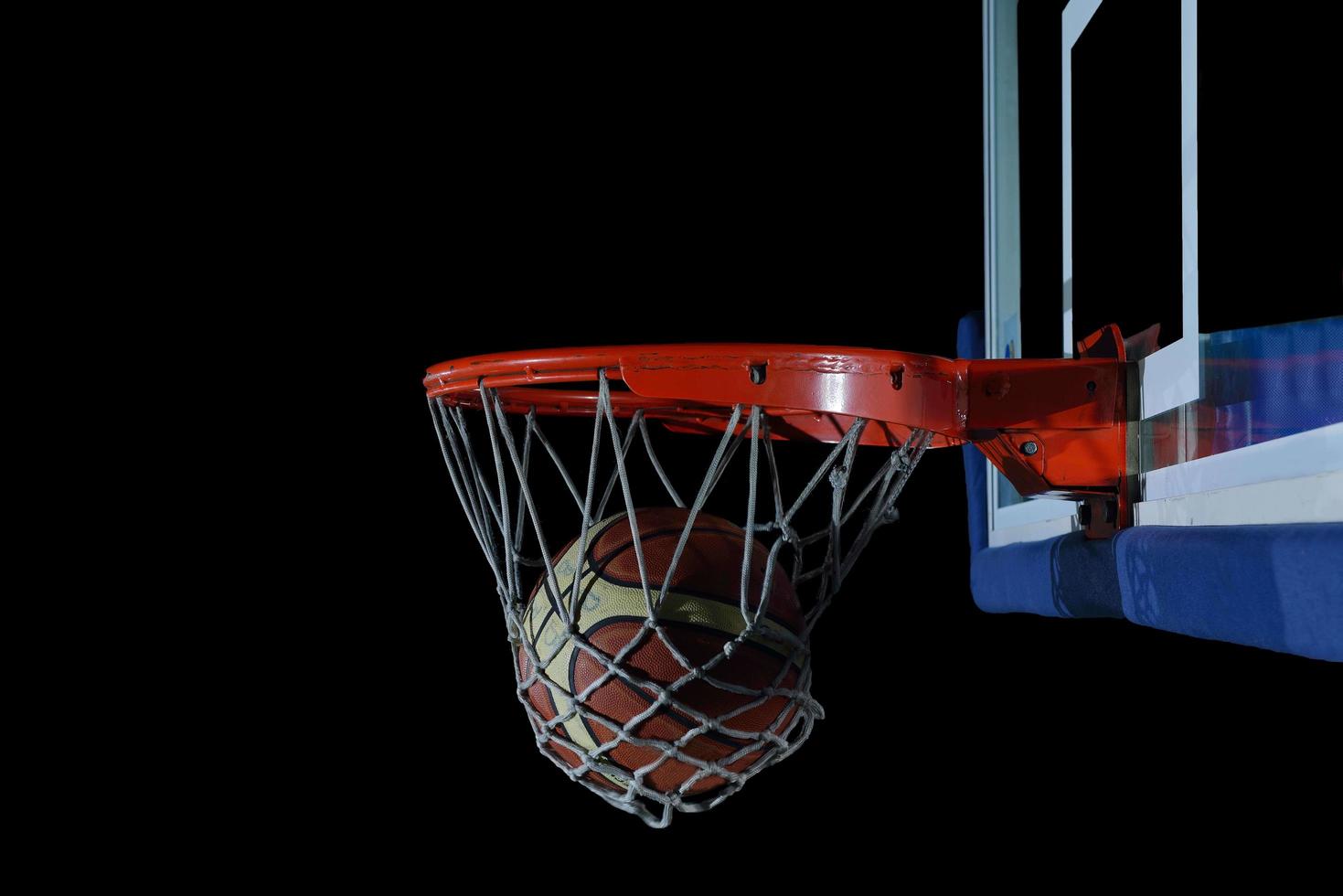 Pelota de baloncesto y red sobre fondo negro foto