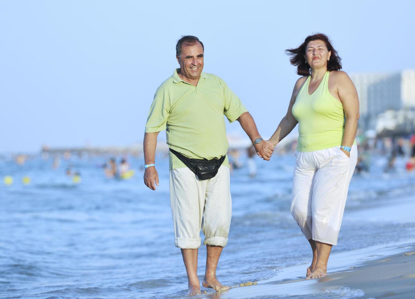 feliz pareja de ancianos en la playa foto