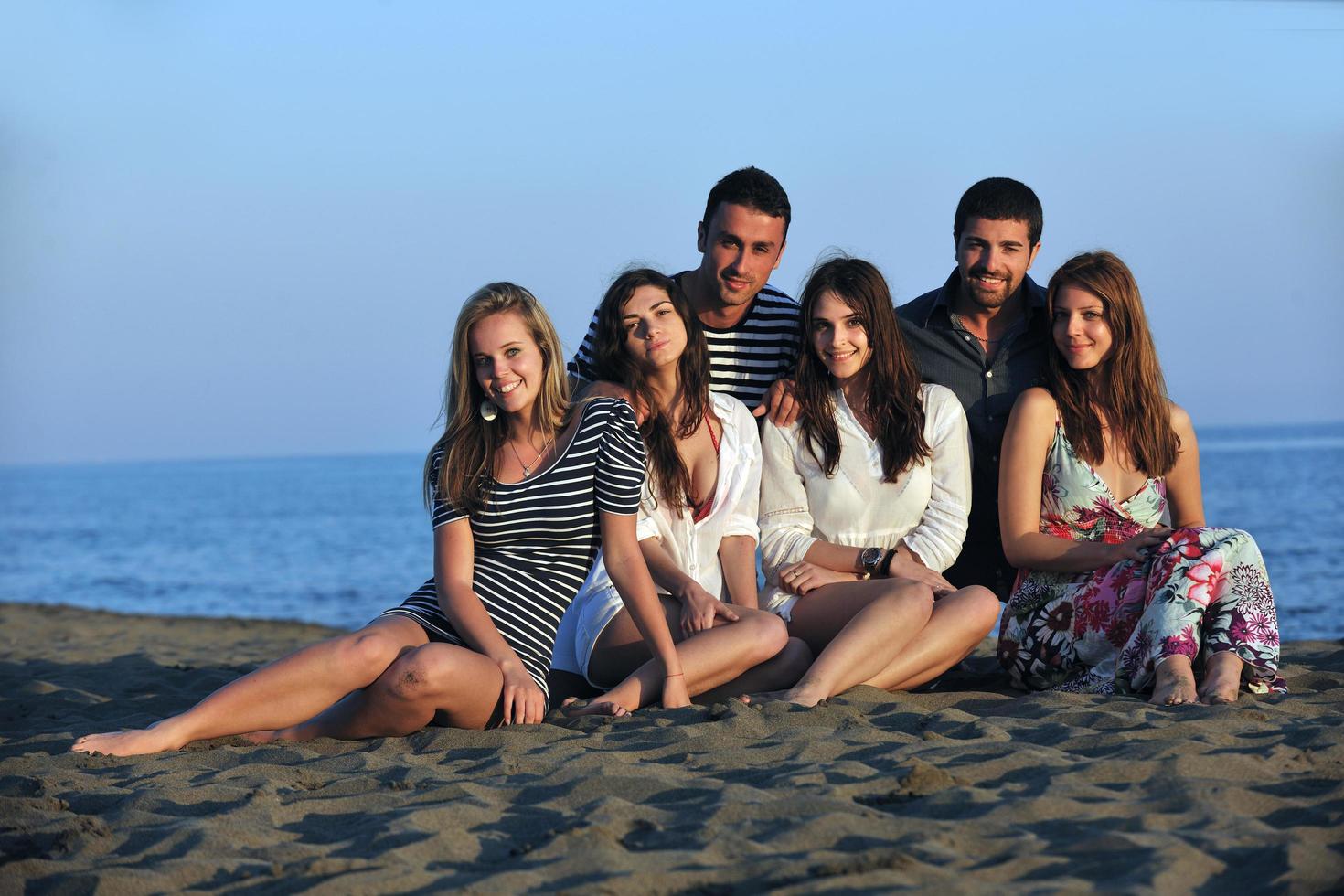 grupo de jóvenes felices divertirse en la playa foto