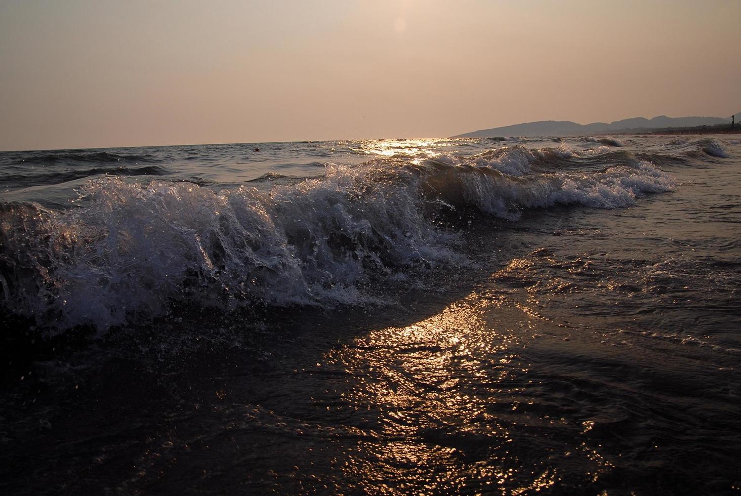 puesta de sol en el mar foto