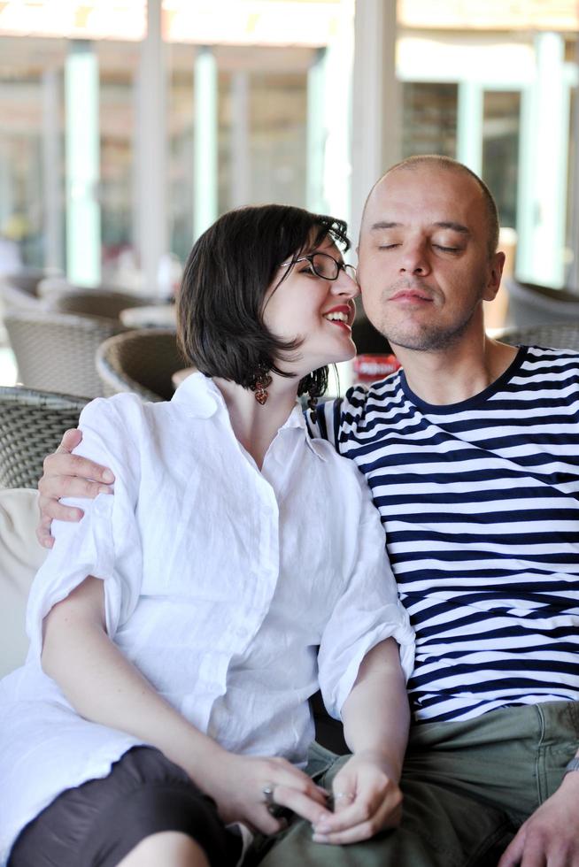 feliz pareja joven divertirse en la playa foto