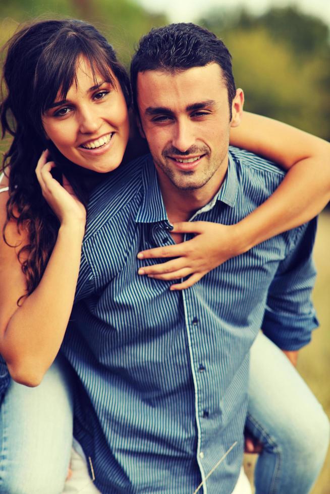 feliz pareja joven tiene tiempo romántico al aire libre foto