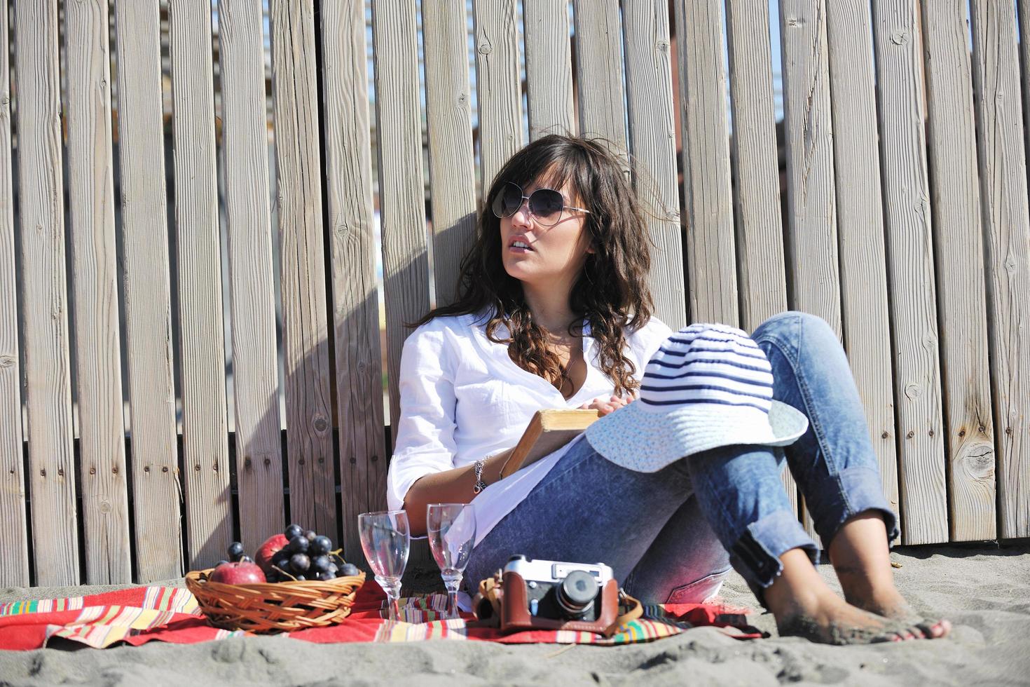 mujer joven feliz en la playa foto