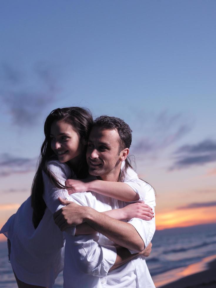 pareja joven en la playa divertirse foto