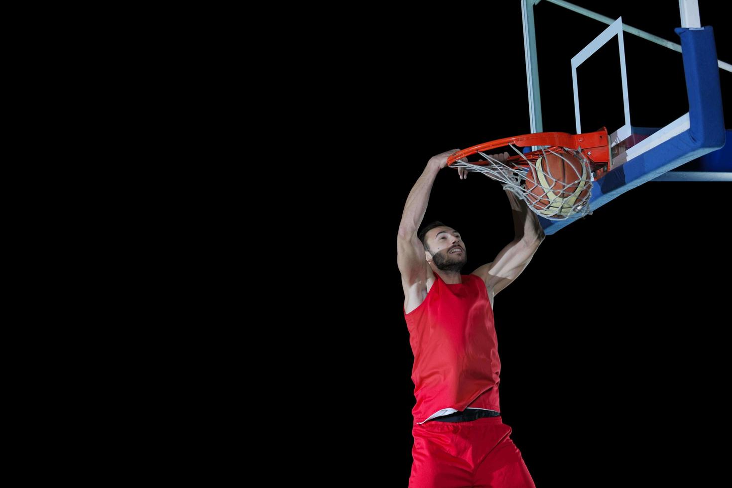 jugador de baloncesto en acción foto