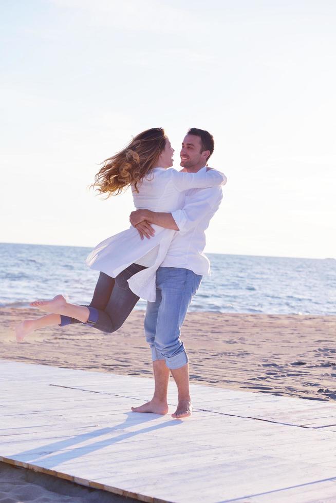 pareja joven en la playa divertirse foto