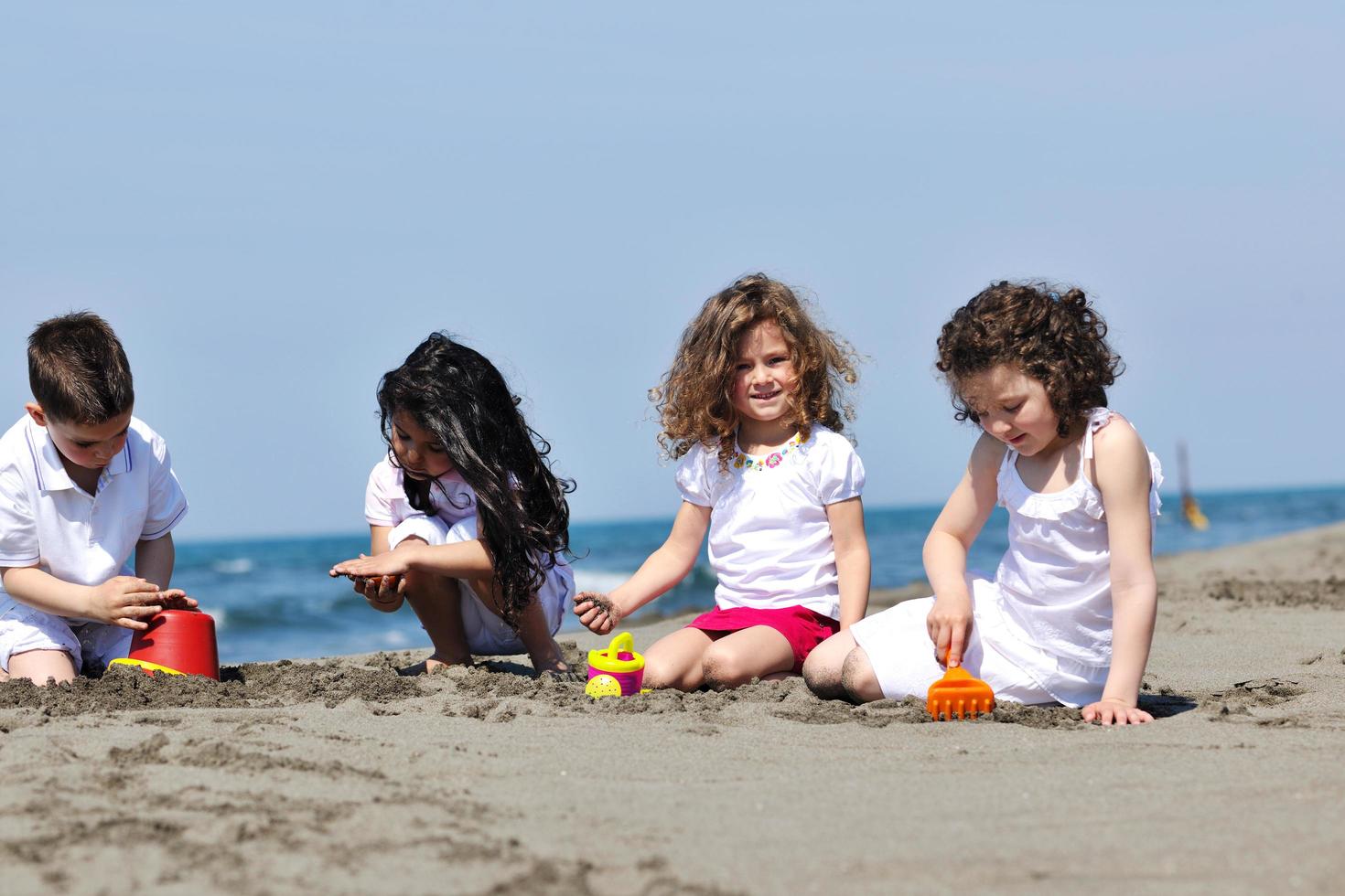 niños jugando en la playa foto