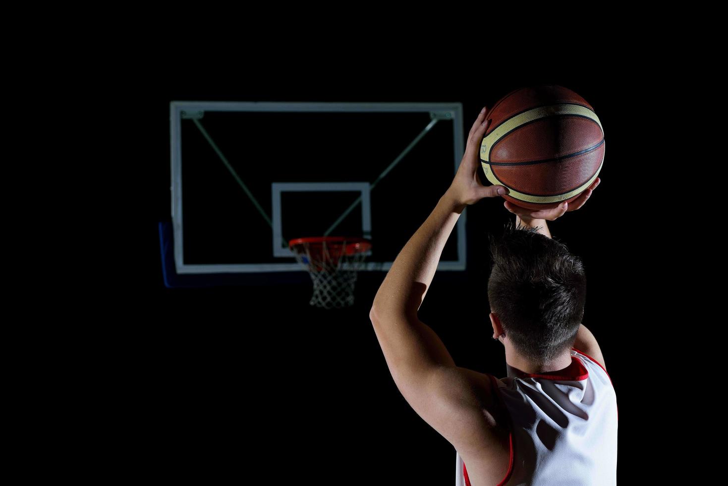 jugador de baloncesto en acción foto