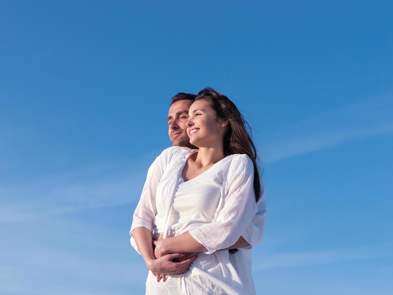 pareja joven en la playa divertirse foto