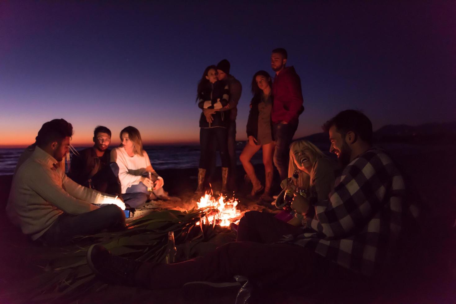 amigos divirtiéndose en la playa el día de otoño foto