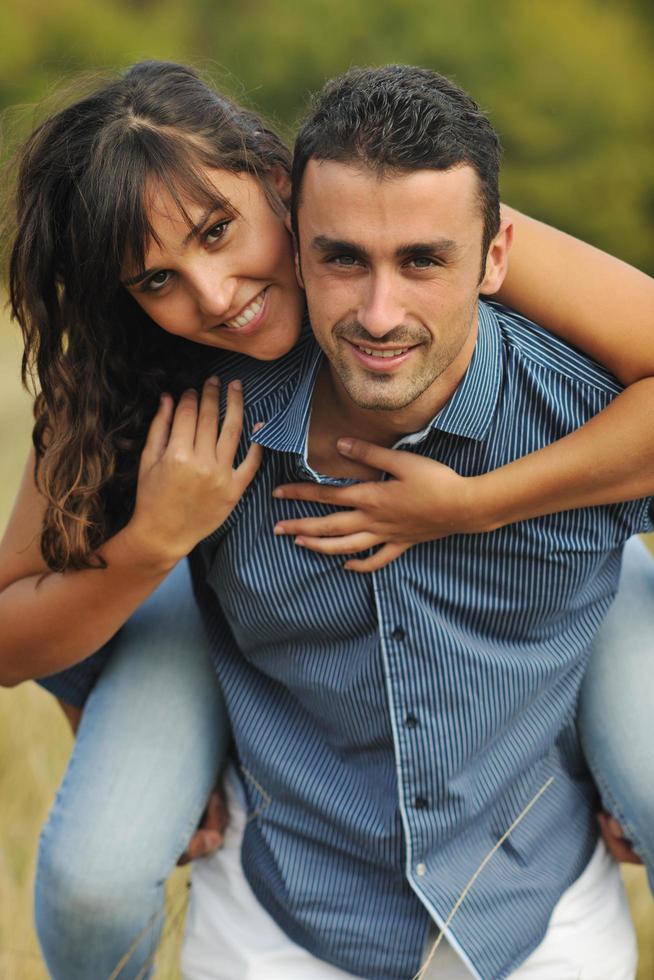 feliz pareja joven tiene tiempo romántico al aire libre foto