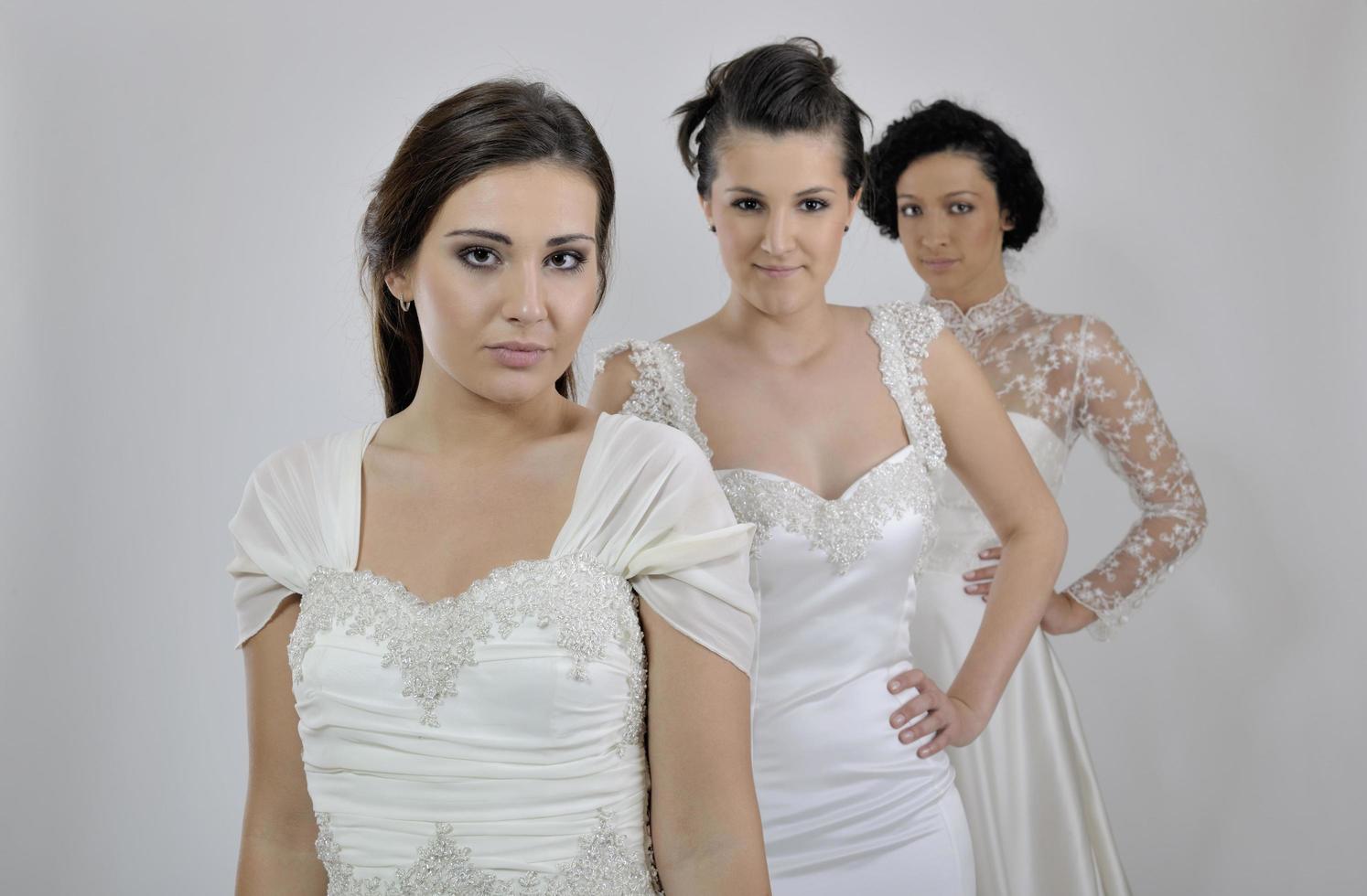 retrato de una mujer hermosa tres en vestido de novia foto