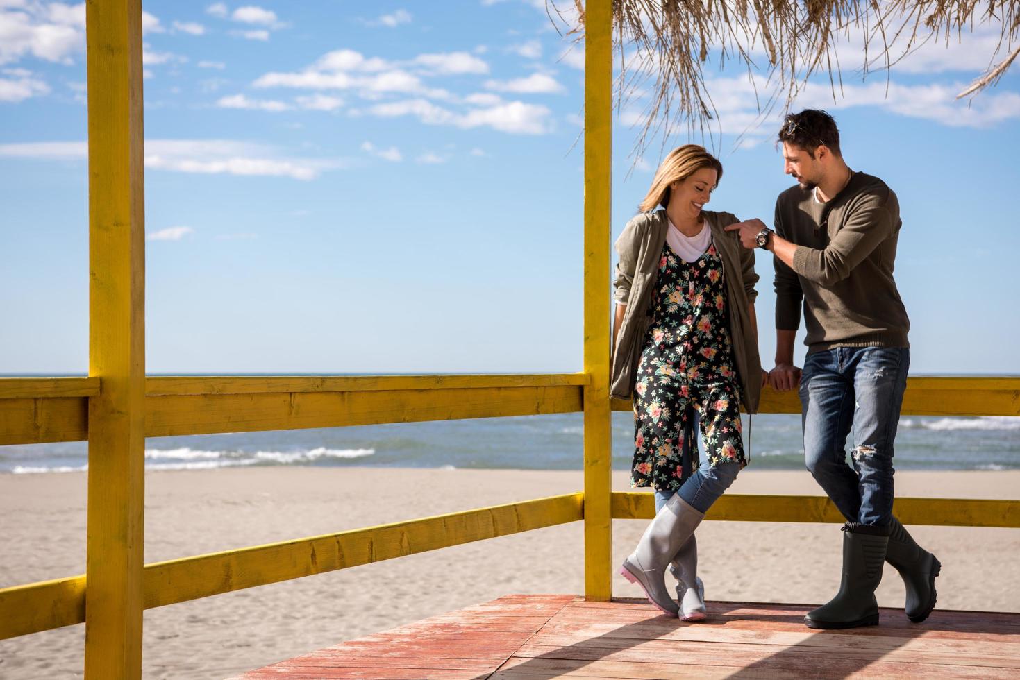 pareja charlando y divirtiéndose en el bar de la playa foto