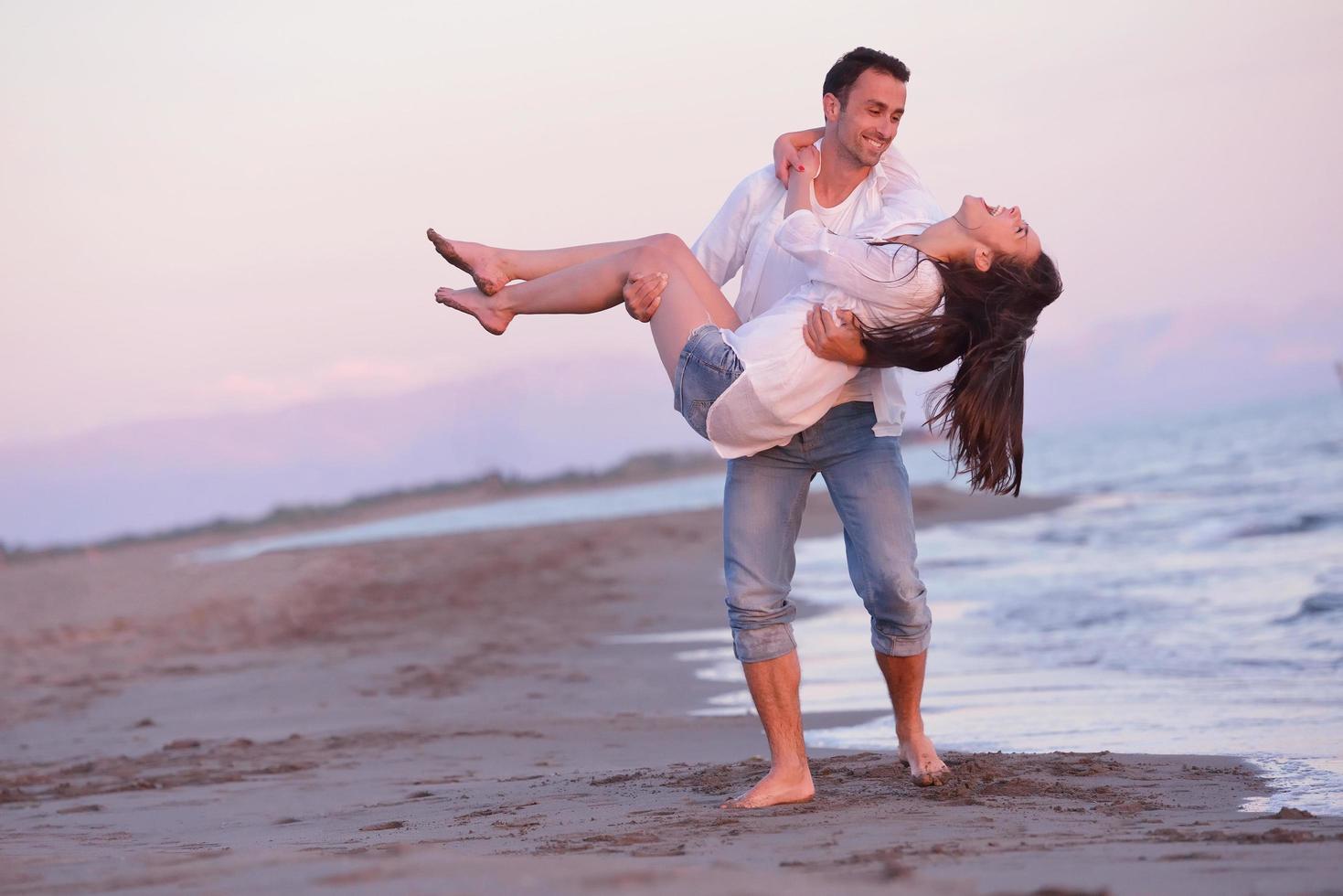 pareja joven en la playa divertirse foto