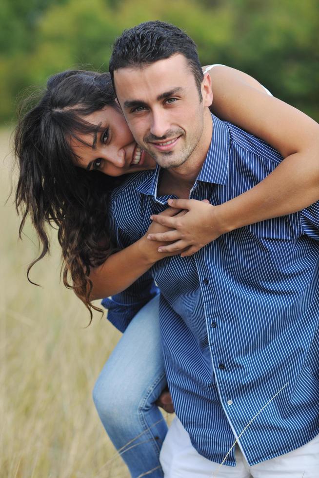 feliz pareja joven tiene tiempo romántico al aire libre foto