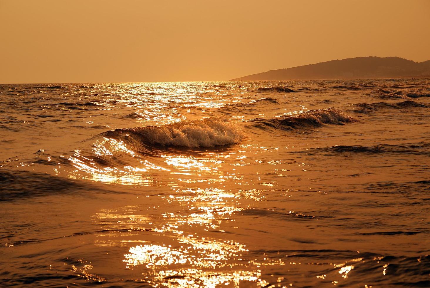 puesta de sol en el mar foto