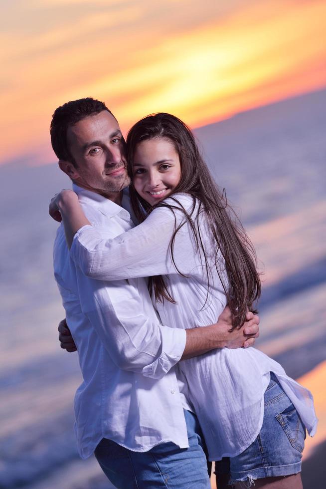 pareja joven en la playa divertirse foto