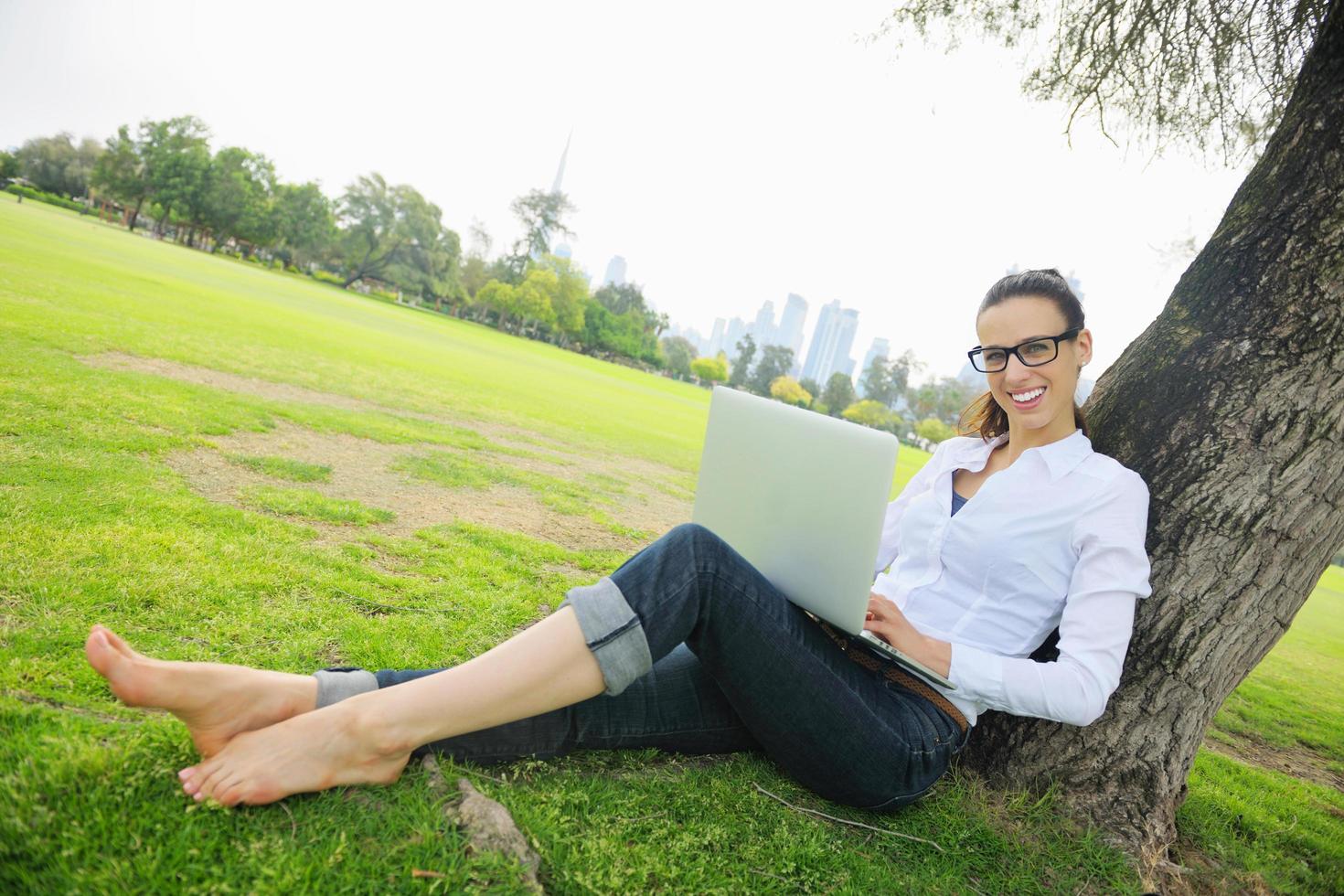 mujer con laptop en el parque foto