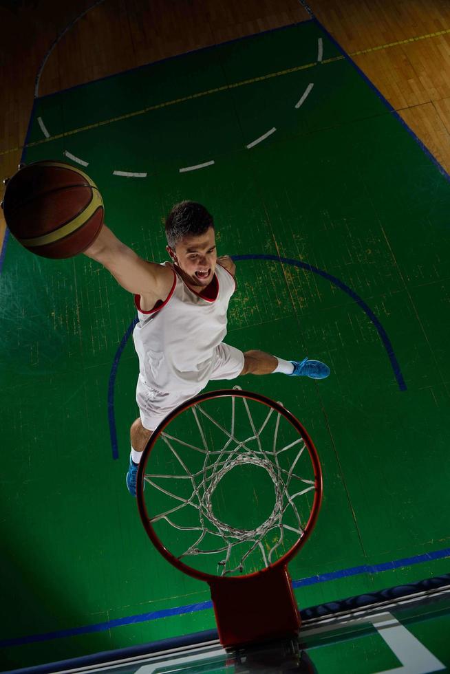 jugador de baloncesto en acción foto