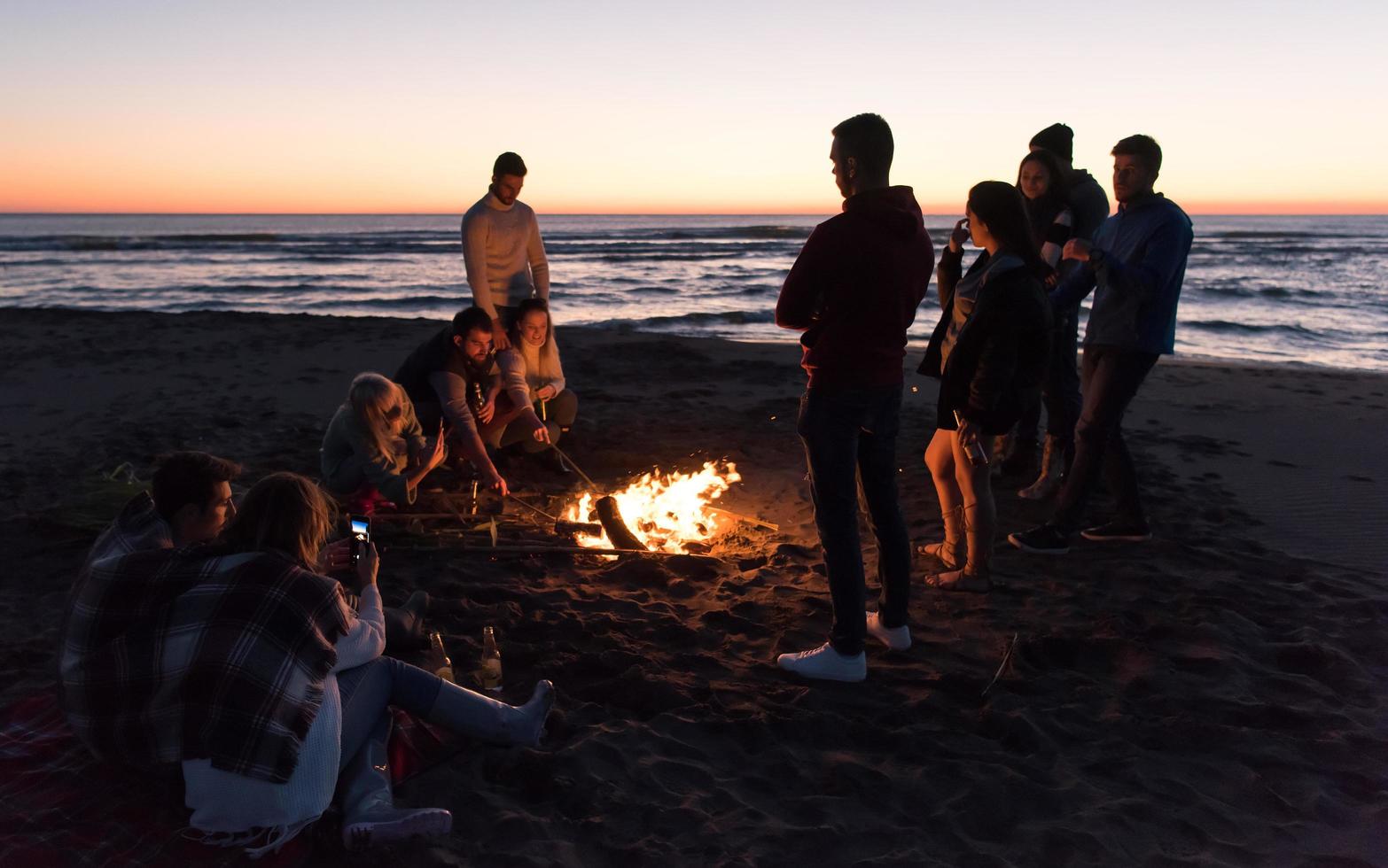 amigos divirtiéndose en la playa el día de otoño foto