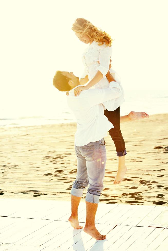 pareja joven en la playa divertirse foto