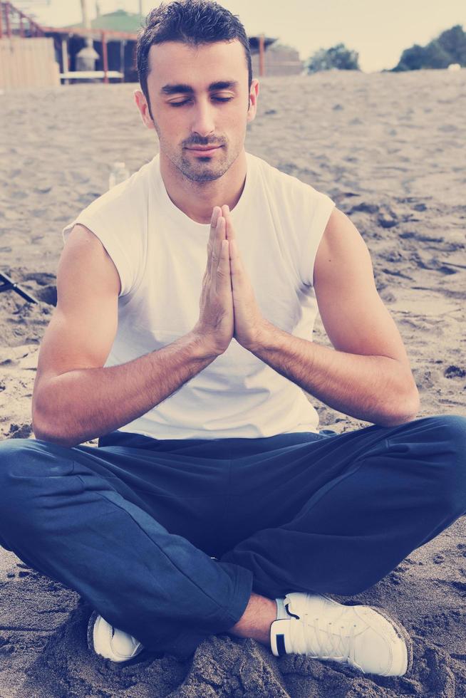 hombre yoga playa foto