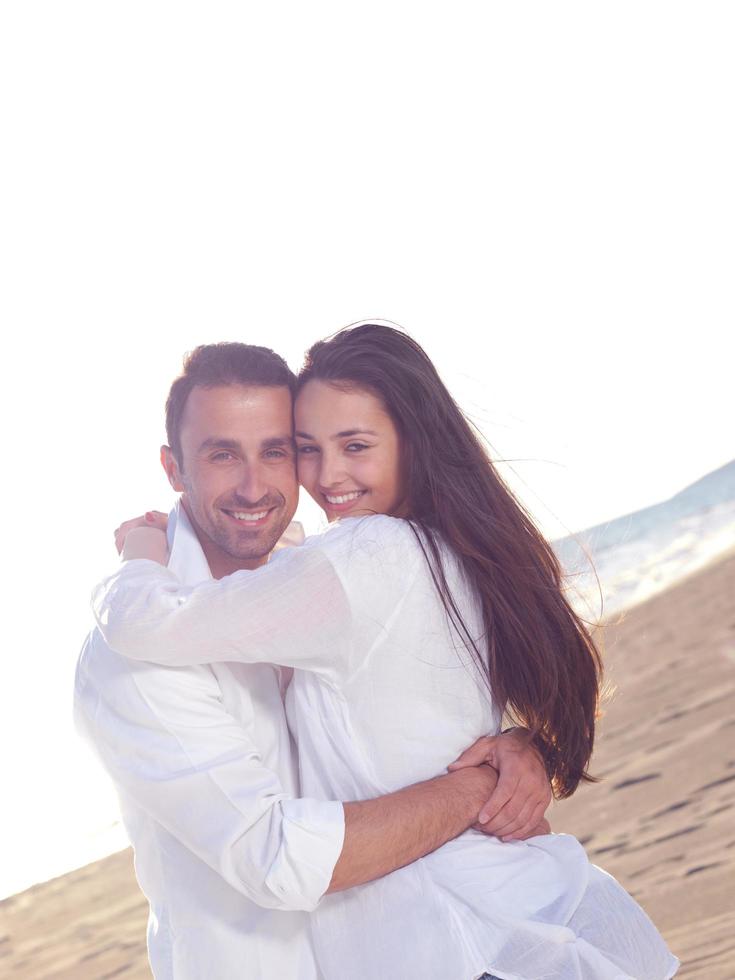 pareja joven en la playa divertirse foto