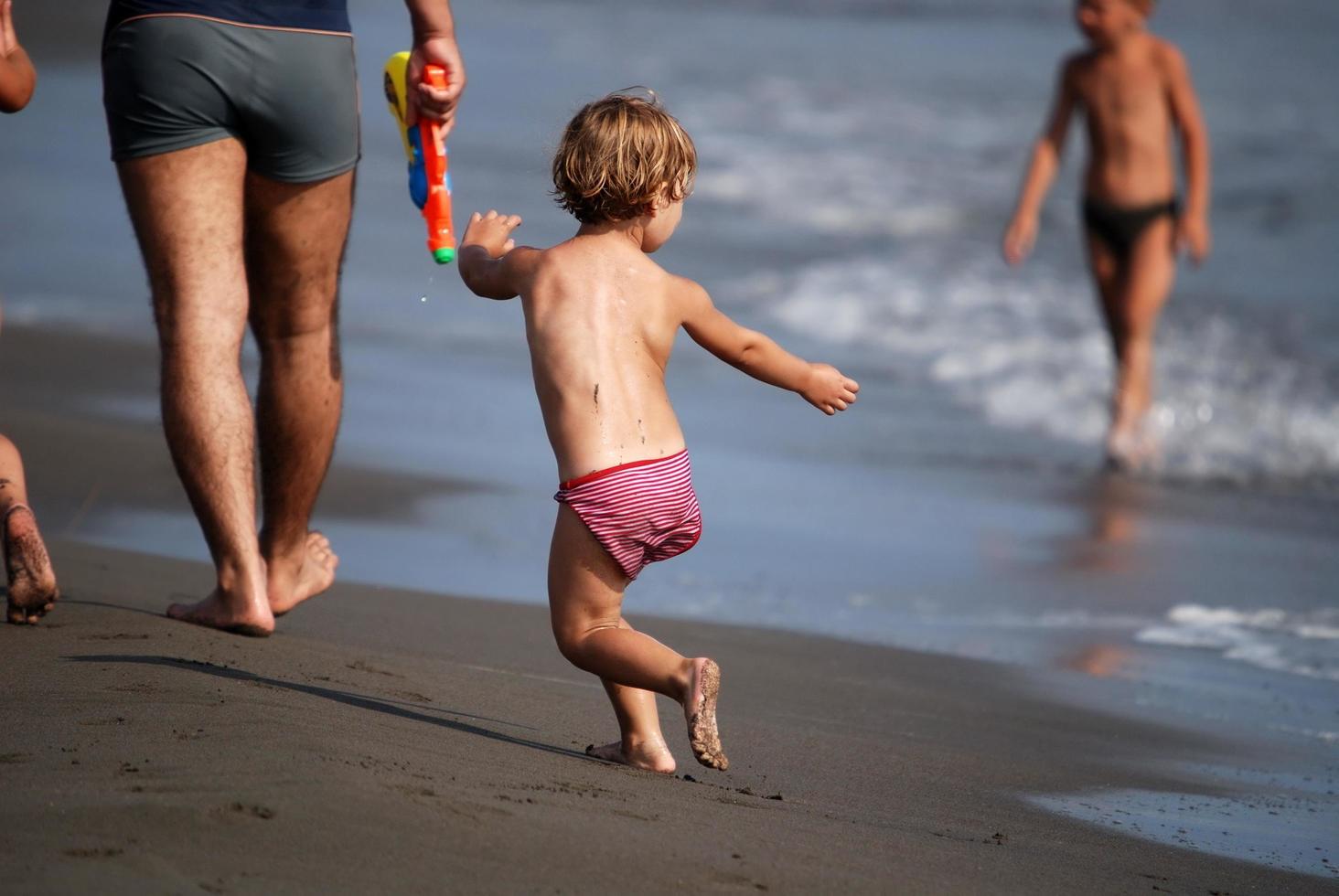 niña corriendo en la playa foto