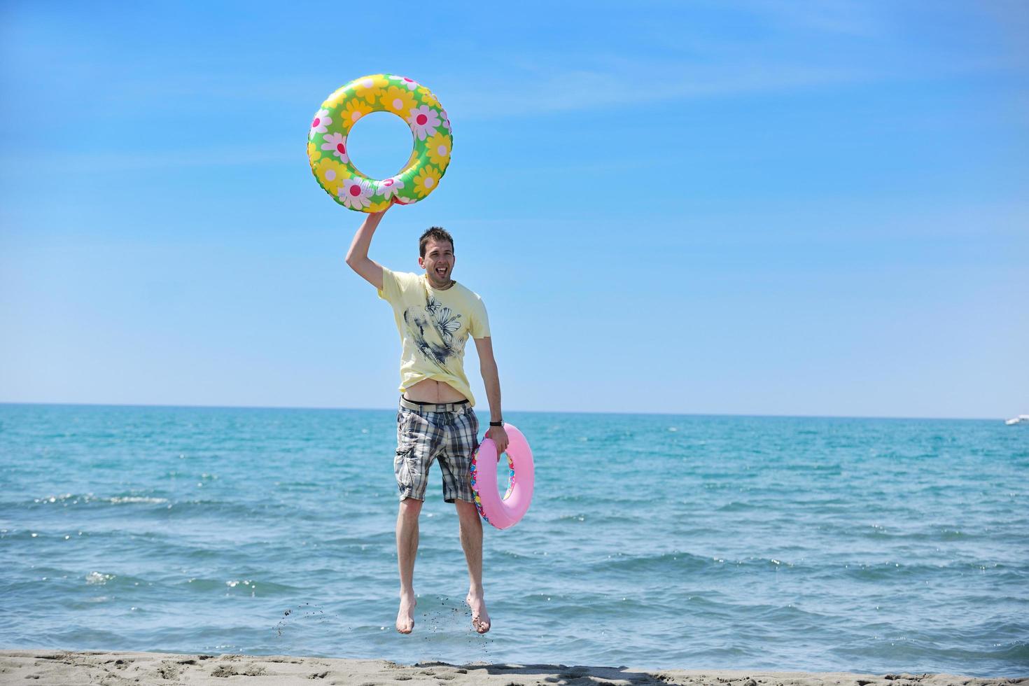 hombre relajarse en la playa foto