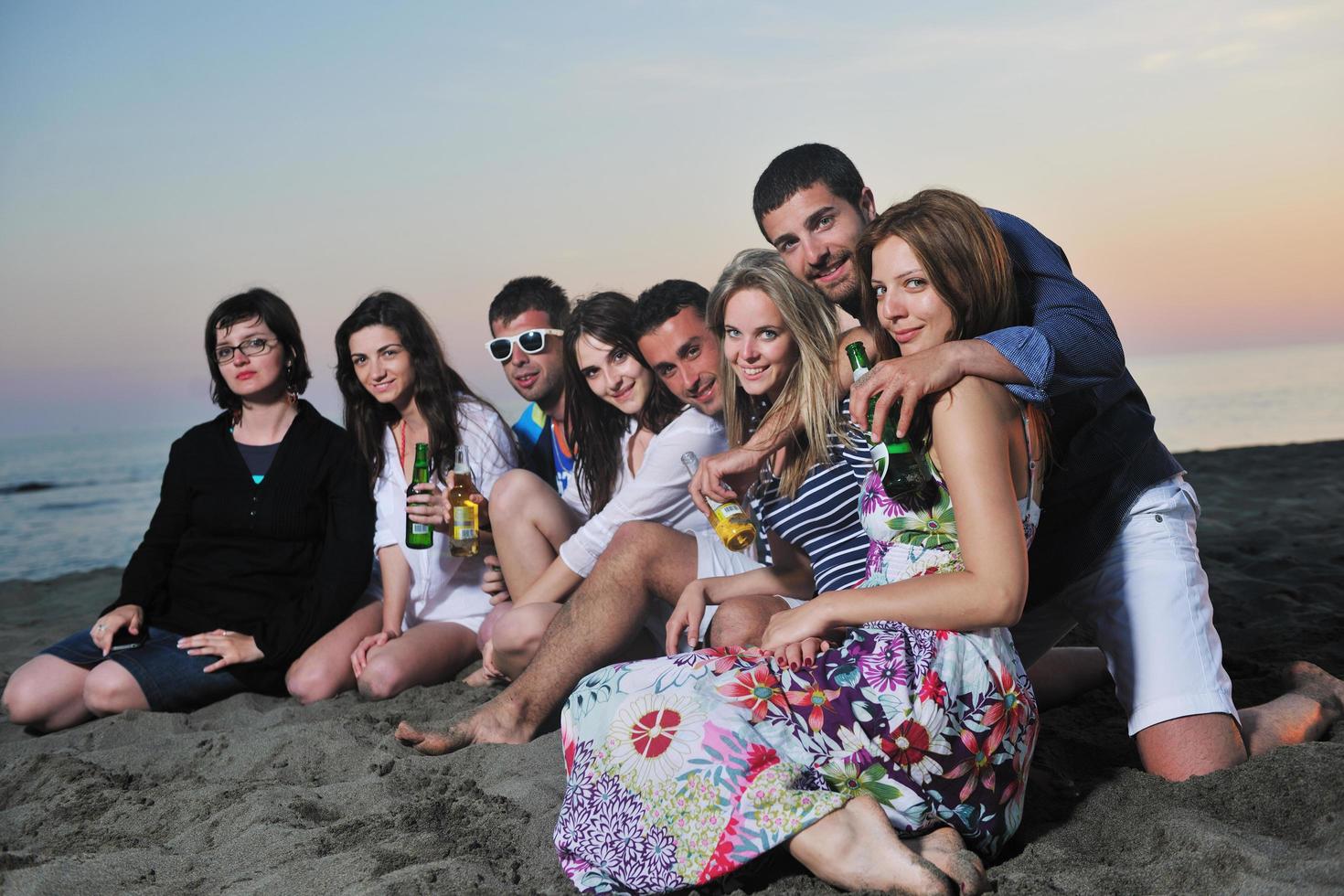 grupo de jóvenes disfrutan de la fiesta de verano en la playa foto