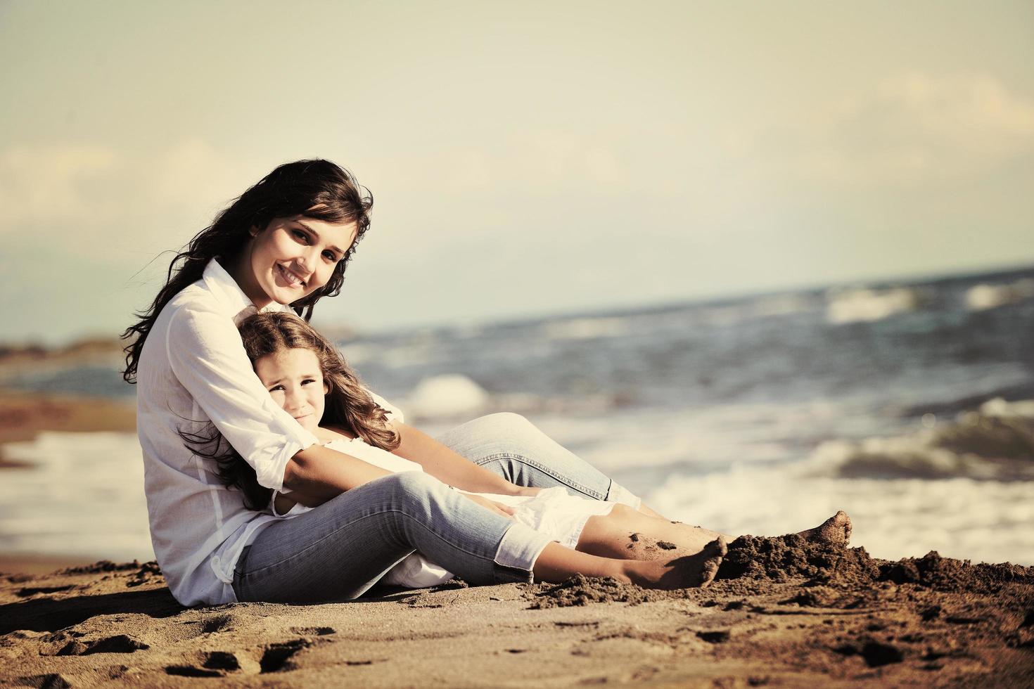 retrato de mamá e hija en la playa foto