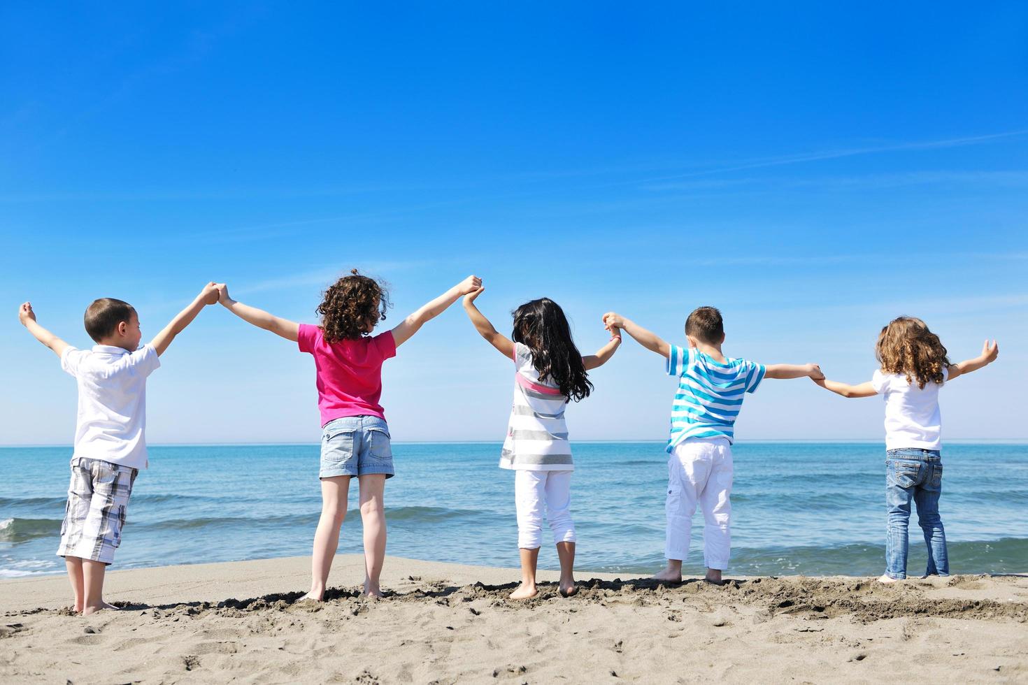 niños jugando en la playa foto